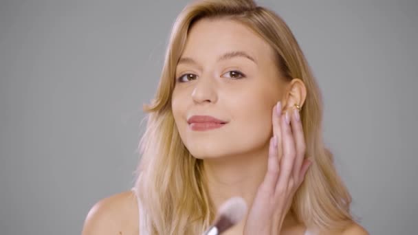 Hezká žena dělá make-up ve studiu — Stock video