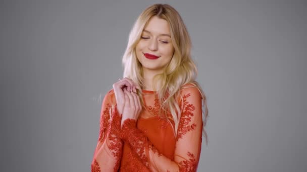 Innehåll kvinna i röd klänning i studio — Stockvideo