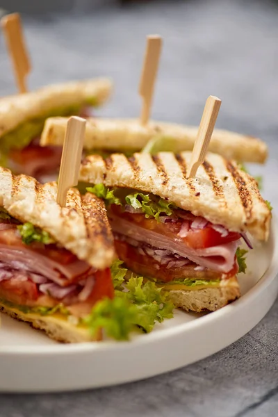 Apetitivos sándwiches de club a la parrilla frescos y saludables con jamón y queso — Foto de Stock