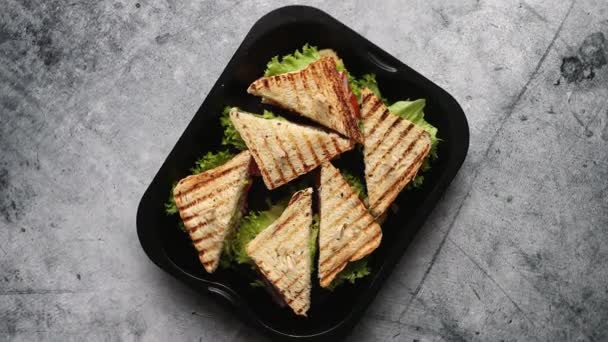 Eet verse en gezonde gegrilde club sandwiches met ham en kaas — Stockvideo