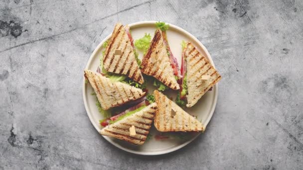 Apetitivos sándwiches de club a la parrilla frescos y saludables con jamón y queso — Vídeos de Stock