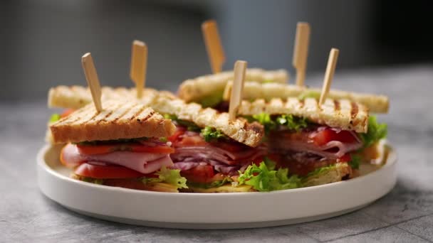 Bord met meerdere lekkere en verse club sandwiches — Stockvideo