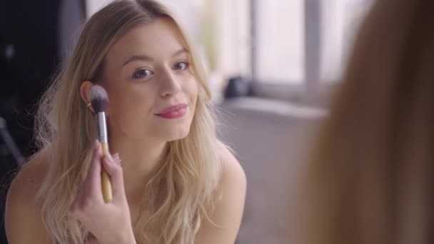 Inhoud vrouw doen make-up en kijken in de spiegel — Stockvideo