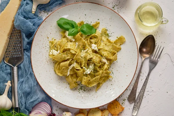 Pâtes tagliatelles savoureuses au basilic et au pesto vert — Photo