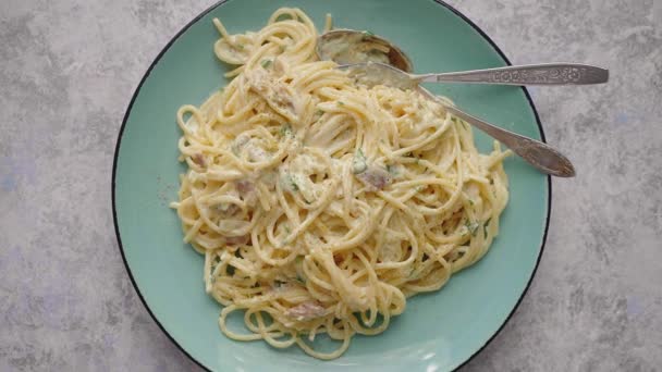 Zelfgemaakte spaghetti carbonara close-up detail, traditionele hoofdmaaltijd — Stockvideo