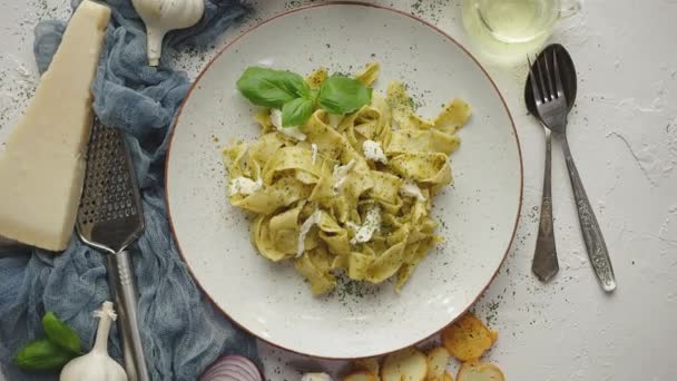 Smaklig tagliatelle pasta med basilika och grön pesto — Stockvideo