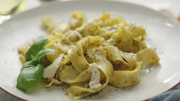 用绿豆和香草调味的新鲜塔格丽泰意大利面 — 图库视频影像