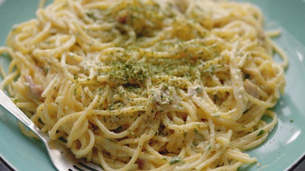 Zelfgemaakte spaghetti carbonara close-up detail, traditionele hoofdmaaltijd — Stockvideo