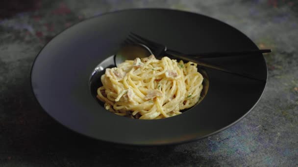 Klassieke carbonara spaghetti pasta met ei en parmezaanse kaas en kruiden — Stockvideo