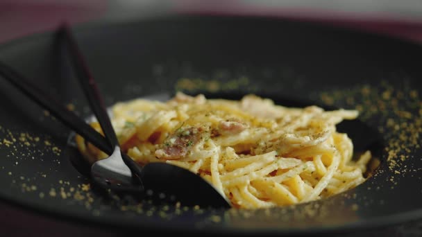 Close up shoot van klassieke carbonara spaghetti pasta met ei en parmezaanse kaas en kruiden — Stockvideo