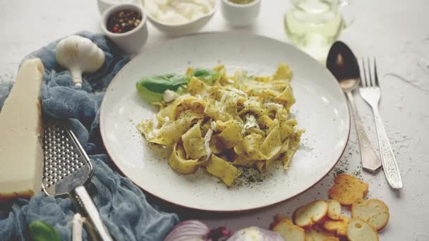 Gekookte zelfgemaakte pasta met pesto, verse basilicum, mozarella kaas en kruiden — Stockvideo