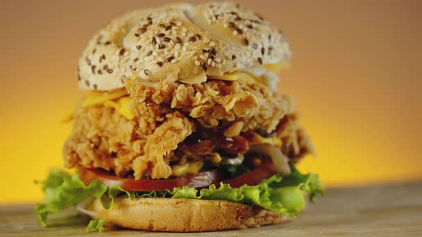 Hamburger de poulet croustillant au fromage cheddar, laitue, tomate et oignon — Video