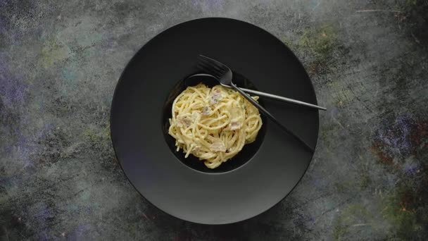 Clásica pasta de espaguetis carbonara con huevo y queso parmesano y hierbas — Vídeo de stock