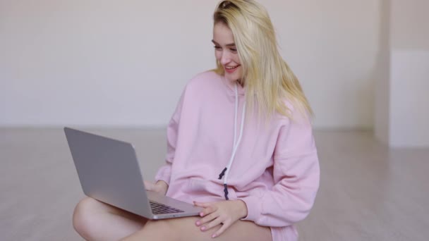 Gelukkig jong vrouw het maken van video oproep naar vriend — Stockvideo