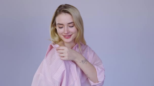 Delighted blonde vrouw met blote schouder — Stockvideo