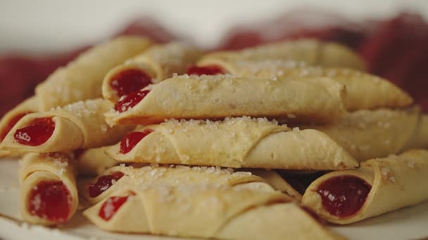 Stapel verse en heerlijke koekjes gevuld met rode jam en bestrooid met suiker — Stockvideo