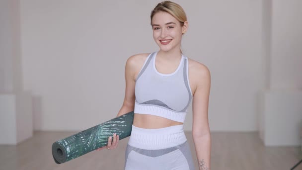 Atlet wanita optimis dengan tikar dan air — Stok Video