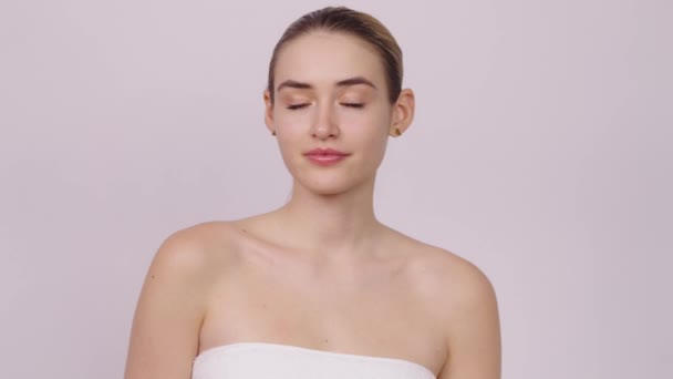 Mujer joven tocando el cuello después de la ducha — Vídeos de Stock