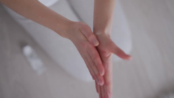 Anonimowa kobieta nakładająca krem na ręce — Wideo stockowe