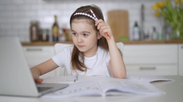 Ragazza che utilizza laptop durante gli studi online — Video Stock