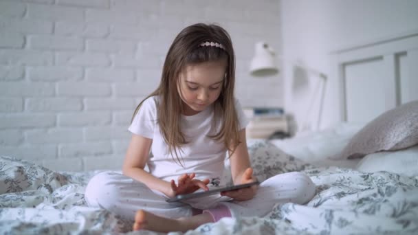 Дівчина використовує планшет вдома — стокове відео
