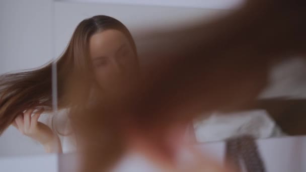 Позитивная женщина расчесывает волосы утром — стоковое видео