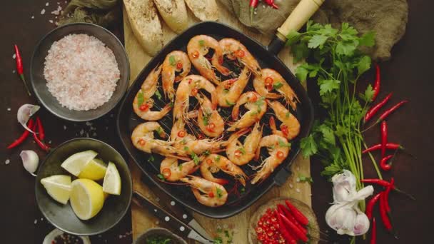 Lekker smakelijke geroosterde garnalen met specerijen op pan met ingrediënten op roestige achtergrond — Stockvideo