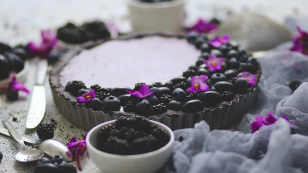 甜而美味的馅饼，配上新鲜的蓝莓、黑莓和葡萄，背景为石头 — 图库视频影像