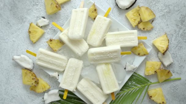 Zomer ijslolly 's op stok. Pinacolada smaak. Gemaakt van ananas, koemelk, rum. Veganistische snack — Stockvideo