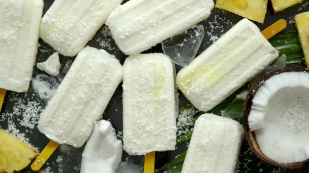 Paletas veganas caseras hechas con leche de coco y piña. Delicioso bocadillo saludable de verano — Vídeos de Stock