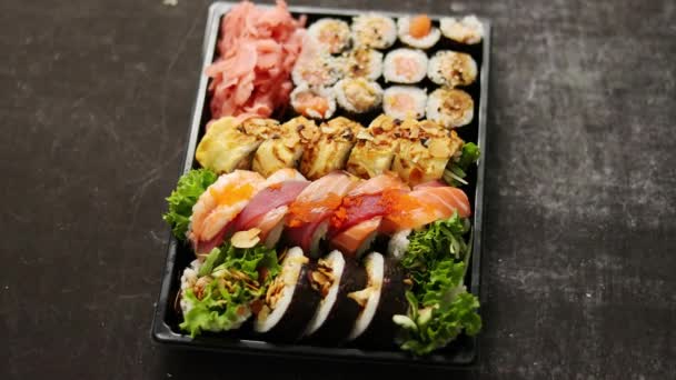 各种寿司用筷子和复制空间的外卖盘。外卖食品的概念. — 图库视频影像