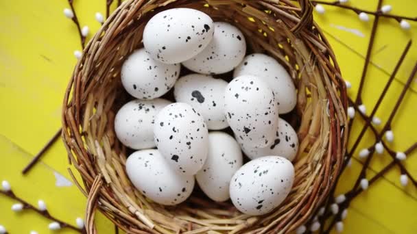 Цілі курячі яйця в коричневому плетеному кошику. Концепція Великодніх свят — стокове відео