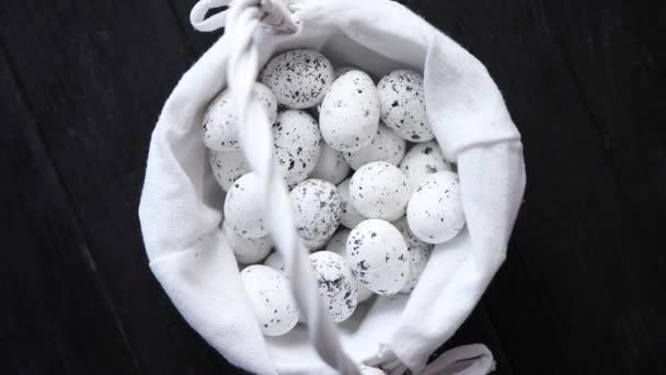 Ορτύκια αυγά σε φωλιά σε μαύρο φόντο ρουστίκ ξύλινα. Πάσχα σύμβολα — Αρχείο Βίντεο