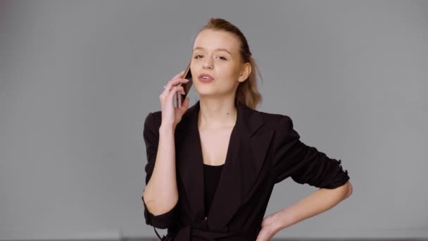 Mujer de negocios de confianza hablando en smartphone — Vídeos de Stock