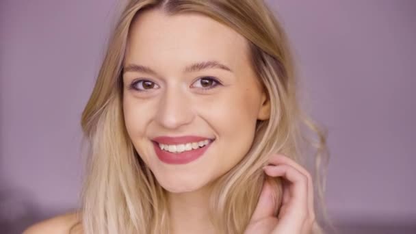 Positive Frau spielt mit Haaren und macht Gesichter vor der Kamera — Stockvideo