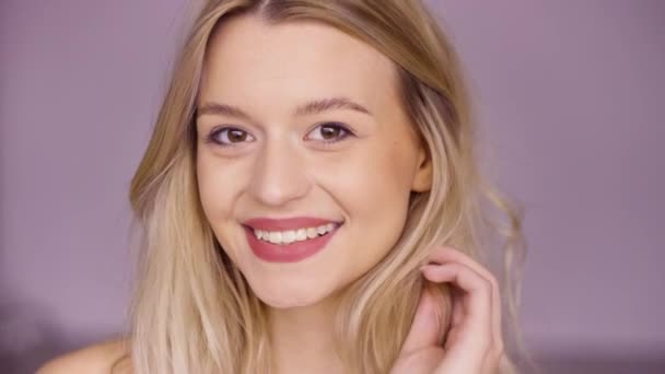 Mujer positiva jugando con el pelo y haciendo caras en la cámara — Vídeos de Stock