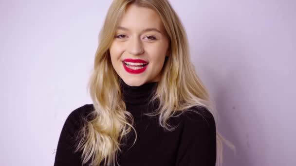 Kokettierende Frau berührt Haare und lächelt — Stockvideo