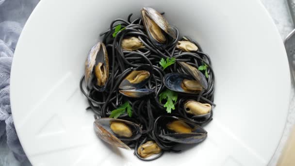 Spaghetti ai frutti di mare neri con cozze su fondo pietra. Mediterraneo cibo delizioso — Video Stock