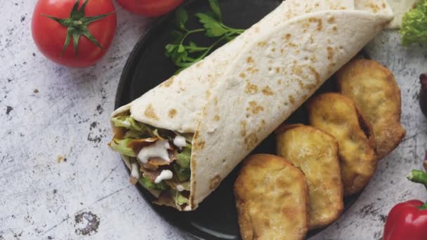 Kebab tradizionale turco doner in un involucro servito con ingredienti freschi e gnocchi fritti — Video Stock