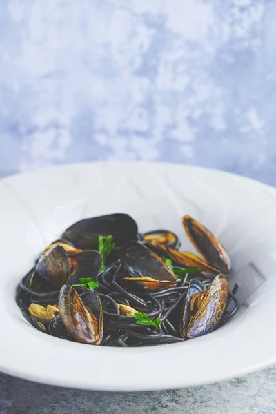 石の背景にムール貝と黒魚介スパゲティパスタ.地中海料理 — ストック写真