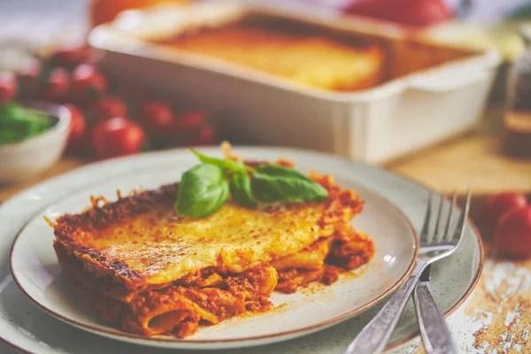 Lasanha italiana tradicional saborosa com bolonhesa, derretida e queijo. Servido com ingredientes — Fotografia de Stock