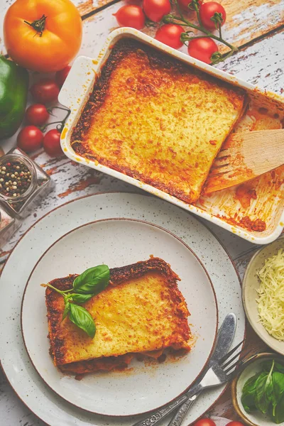 Sabrosa lasaña italiana tradicional con boloñesa, derretida y queso. Servido con ingredientes —  Fotos de Stock