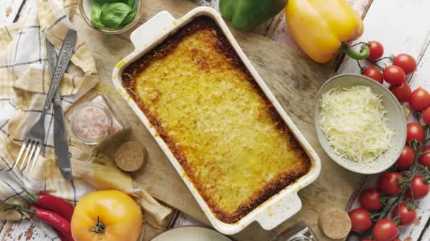 Ízletes hagyományos olasz lasagna bolognai, olvadt és sajt. Hozzávalókkal tálalva — Stock videók