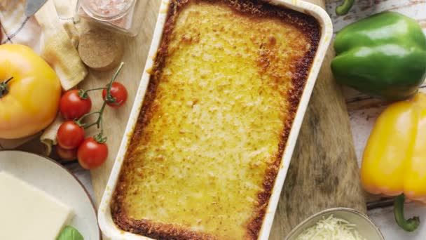 Sabrosa lasaña italiana tradicional con boloñesa, derretida y queso. Servido con ingredientes — Vídeos de Stock