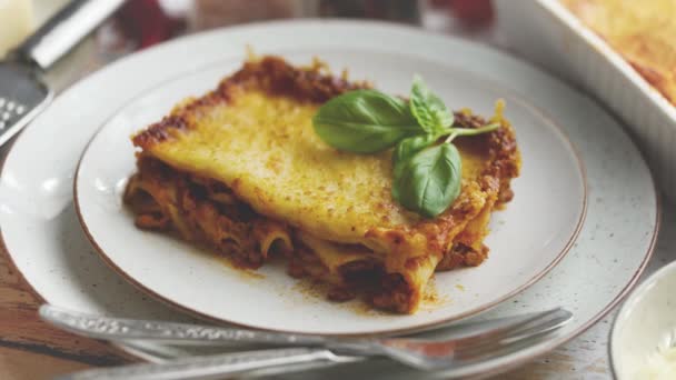 Delicious lasagne bolognese with pepper, tomato and cheese — Stock Video