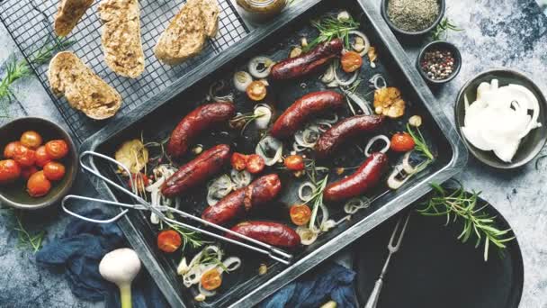 Délicieuses saucisses grillées servies sur un plateau en métal rouillé. Avec des légumes grillés — Video