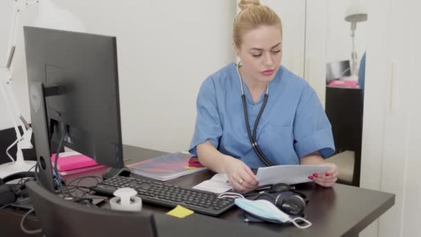 Dokter wanita membaca makalah di kantor — Stok Video