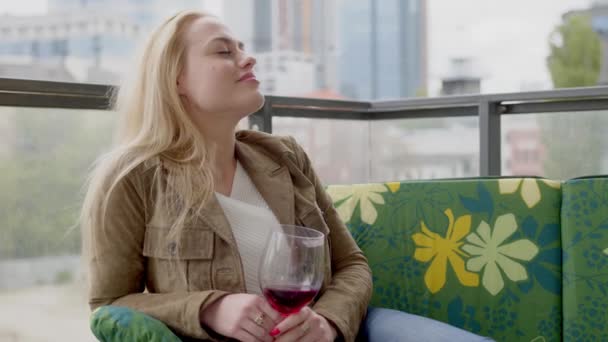 Mujer disfrutando del vino en terraza — Vídeos de Stock