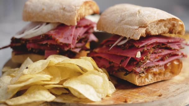 Pastrami sandwhich με νόστιμα συναντηθούν σε ψωμί μπαγκέτας με τυρί τσέντερ, κρεμμύδι — Αρχείο Βίντεο