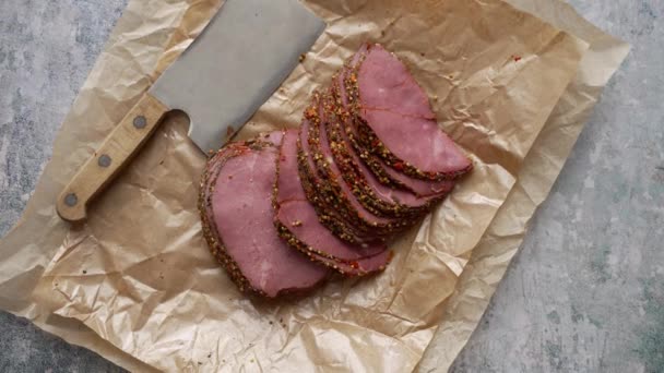 Deliciosas fatias de pastrami de rosbife picado em papel com grãos de pimenta colorida — Vídeo de Stock